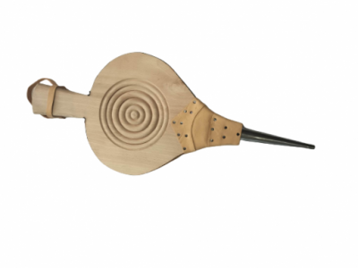 Le Bouffadou est un instrument en bois traditionnel (hêtre) très